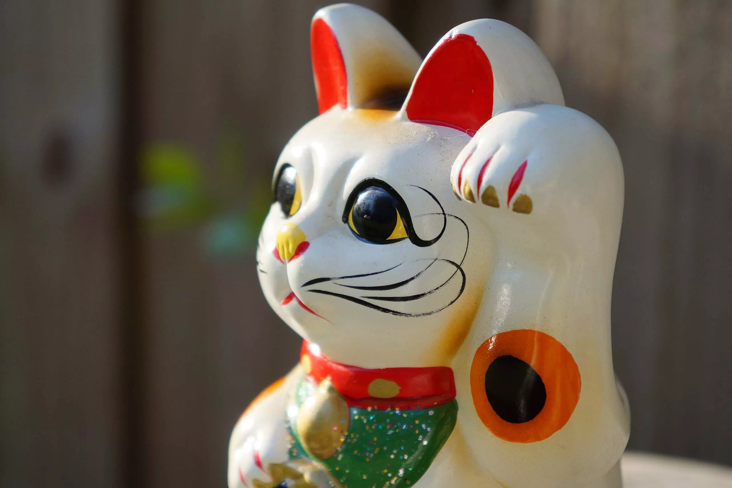 Maneki Neko - Statue de Chat Japonais en Porcelaine avec Cloches