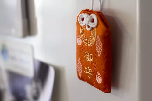 Magique amulette omamori puissante protection