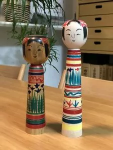 2 poupées kokeshi