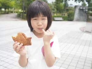 enfant qui mange un taiyaki
