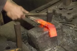 travail de forge du couteau japonais