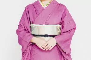 femme en kimono rose