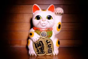 Chat blanc géant patte droite levée manekineko tirelire japonaise